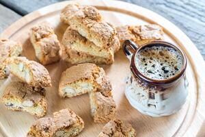 cantuccini com amêndoas e copo do café foto