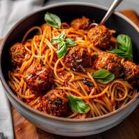 italiano espaguete e almôndegas dentro uma tigela foto
