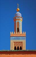 ai gerado a complexo obra de arte em uma minarete torre é acentuado de a Claro azul céu foto