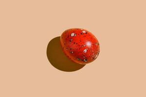 pintado vermelho ovo em uma bege fundo. foto