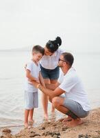 fofa feliz família tendo Diversão em luxo tropical recorrer, mãe com criança, verão feriados, amor conceito foto