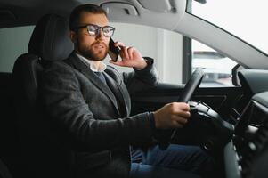 bonito masculino Táxi motorista dentro carro. foto