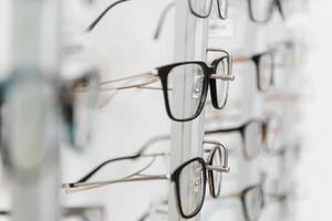 linha do luxo óculos às a oculistas loja. foto