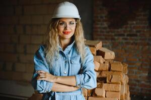 armazém mulher trabalhador. mulher construtor dentro capacete. menina engenheiro ou arquiteto. casa renovação. qualidade inspetor. construção trabalho ocupação. construção trabalhador. senhora às construção local foto