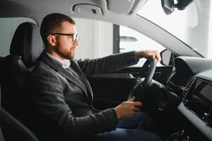 bonito masculino Táxi motorista dentro carro. foto