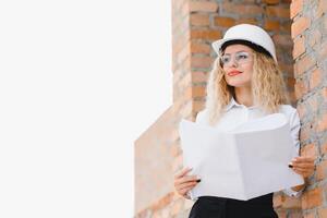 bonito mulher engenheiro é revendo a planos do uma construção trabalhos foto