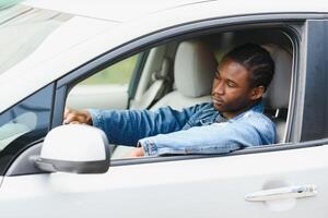 masculino Adolescência motorista olhando Fora do carro janela foto