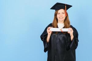 mulher graduado aluna vestindo graduação chapéu e vestido, em azul fundo foto