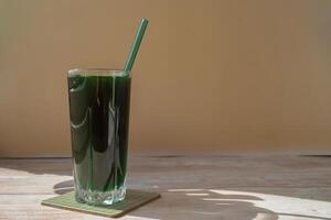 orgânico azul verde algas espirulina desintoxicação beber dentro vidro pó Comida. saúde proteína coquetel batido do clorela. vitaminas e minerais para dieta. prebiótico e antioxidante rico dietético suplemento algas marinhas superalimento conceito foto