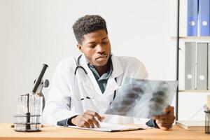 retrato do médico verificação em raio X resultados. foto