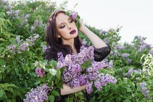 uma elegante menina com Sombrio cabelo, uma Primavera retrato dentro lilás tons dentro verão. brilhante profissional inventar. foto