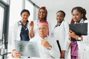 grupo do jovem africano médico trabalhadores em branco fundo. foto