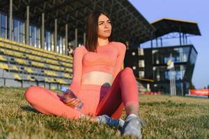 ginástica mulher em cidade estádio foto