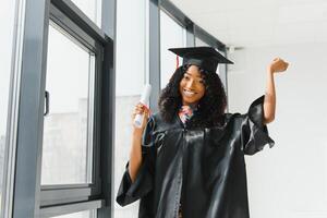 alegre estudante de graduação americano africano com diploma na mão foto