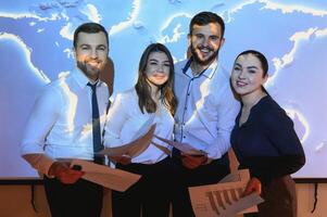 grupo do o negócio pessoas sorridente em Câmera. frente Visão foto