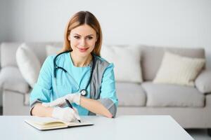 retrato do uma jovem médico trabalhador com positivo atitude foto