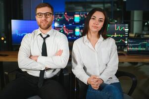 financeiro analista falando para investimento banqueiro dentro atrasado tarde às trabalhos foto