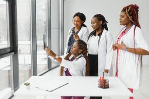 grupo do africano americano médico e enfermeira dentro hospital ala. foto