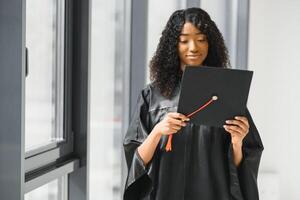 animado africano americano mulher às dela graduação. foto