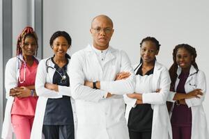 confiante africano médico médico e colegas retrato dentro hospital. foto