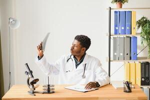 retrato do médico verificação em raio X resultados. foto