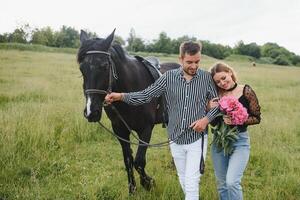 amoroso casal com cavalo em rancho foto