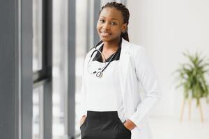 retrato do africano fêmea médico às ambiente de trabalho. foto