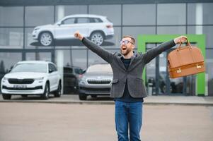 retrato do feliz cliente comprando Novo carro. foto