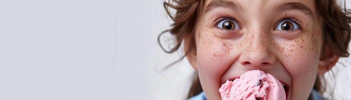 ai gerado garotas em êxtase expressão Como ela leva uma grande mordida do dela favorito sabor do gelo creme, com olhos Largo e uma Veja do puro alegria em dela face, generativo ai foto