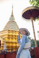 viajante ásia mulher viajando e caminhando dentro Bangkok Chiang mai têmpora, tailândia, mochileiro fêmea sentindo-me feliz gastos relaxar Tempo dentro feriado viagem foto