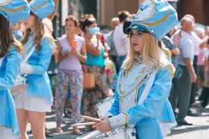 ternopil, Ucrânia Julho 31, 2020. rua desempenho do festivo marcha do bateristas meninas dentro azul fantasias em cidade rua foto