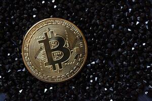 dourado bitcoin em uma Preto jóias. ouro moeda do criptomoeda. foto