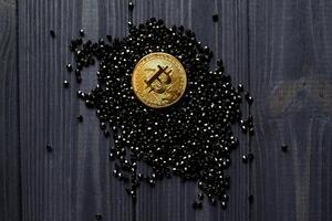 dourado bitcoin em uma Preto jóias. ouro moeda do criptomoeda. foto