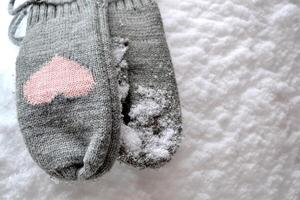 inverno de lã têxtil. cachecol e luvas em a neve. lindo inverno fundo. frio temporada. foto