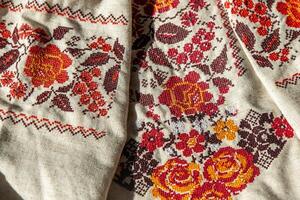 ucraniano roupas bordado camisa. vermelho laranja e Preto tópicos fundo. Vyshyvanka é uma símbolo do Ucrânia. bordado Cruz costura. nacional ucraniano ponto. tradicional roupas símbolo foto