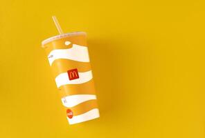amarelo vidro do McDonald’s. papel copo com tampa. Leve embora bebida. mcdonald's logotipo. ucraniano, Kyiv - marcha 02, 2023. foto
