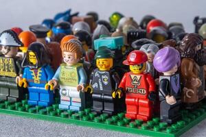 Lego mini figuras conjunto do diferente. jogos brinquedo cara. crianças jogos construtor tijolos. multidão do amigos. Ucrânia, Kyiv - janeiro 17, 2024. foto