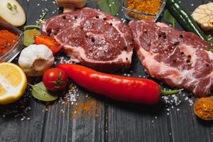 cru carne de porco Picar bife preparar dentro cozinha com vegetal e especiarias para Comida e cozinhando conceito foto