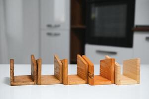 de madeira guardanapo suporte dentro cozinha foto