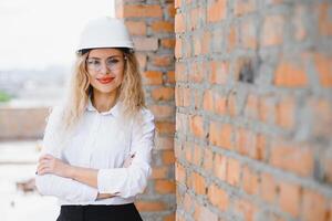 mulheres engenheiro Veja às construção vidro. foto