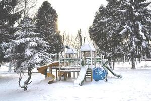 inverno Parque infantil crianças. neve dentro a rua. inverno feriado. foto