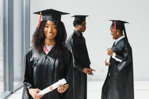 otimista jovem universidade graduados às graduação foto