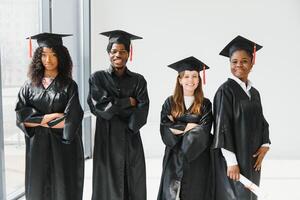 otimista jovem universidade graduados às graduação foto