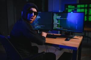 hacker é hacking para dentro a computador rede. computador Criminoso foto