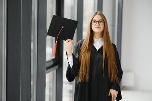 mulher retrato em dela graduação dia. universidade. Educação, graduação e pessoas conceito. foto