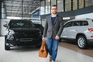 homem pensado cliente masculino comprador cliente dentro terno escolher auto para ir Veja a parte, de lado quer Comprar Novo automóvel dentro carro sala de exposições veículo salão concessionária loja motor mostrar interior vendas conceito foto