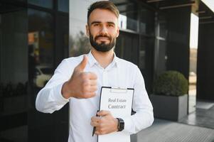 homem de negocios ou real Estado agente pronto para discutir o negócio e carrinhos contra Novo construção foto