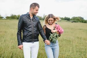 feliz casal dentro amor às pôr do sol e sorridente foto