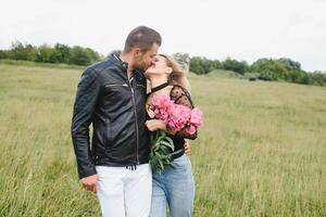 feliz casal dentro amor às pôr do sol e sorridente foto