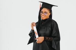 feliz africano americano fêmea aluna com diploma às graduação foto